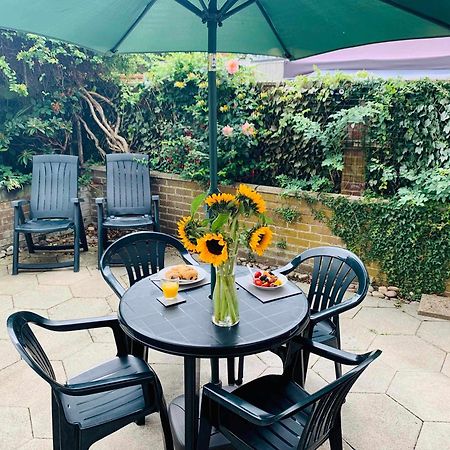 Spacious House, Free Parking & Patio Garden Farnham  Buitenkant foto