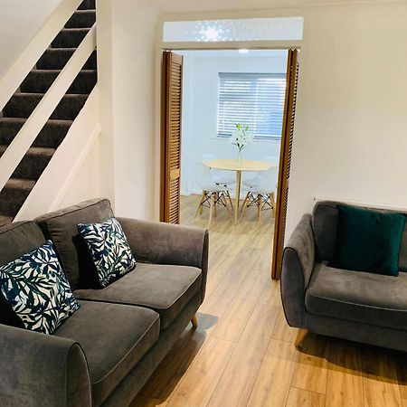 Spacious House, Free Parking & Patio Garden Farnham  Buitenkant foto