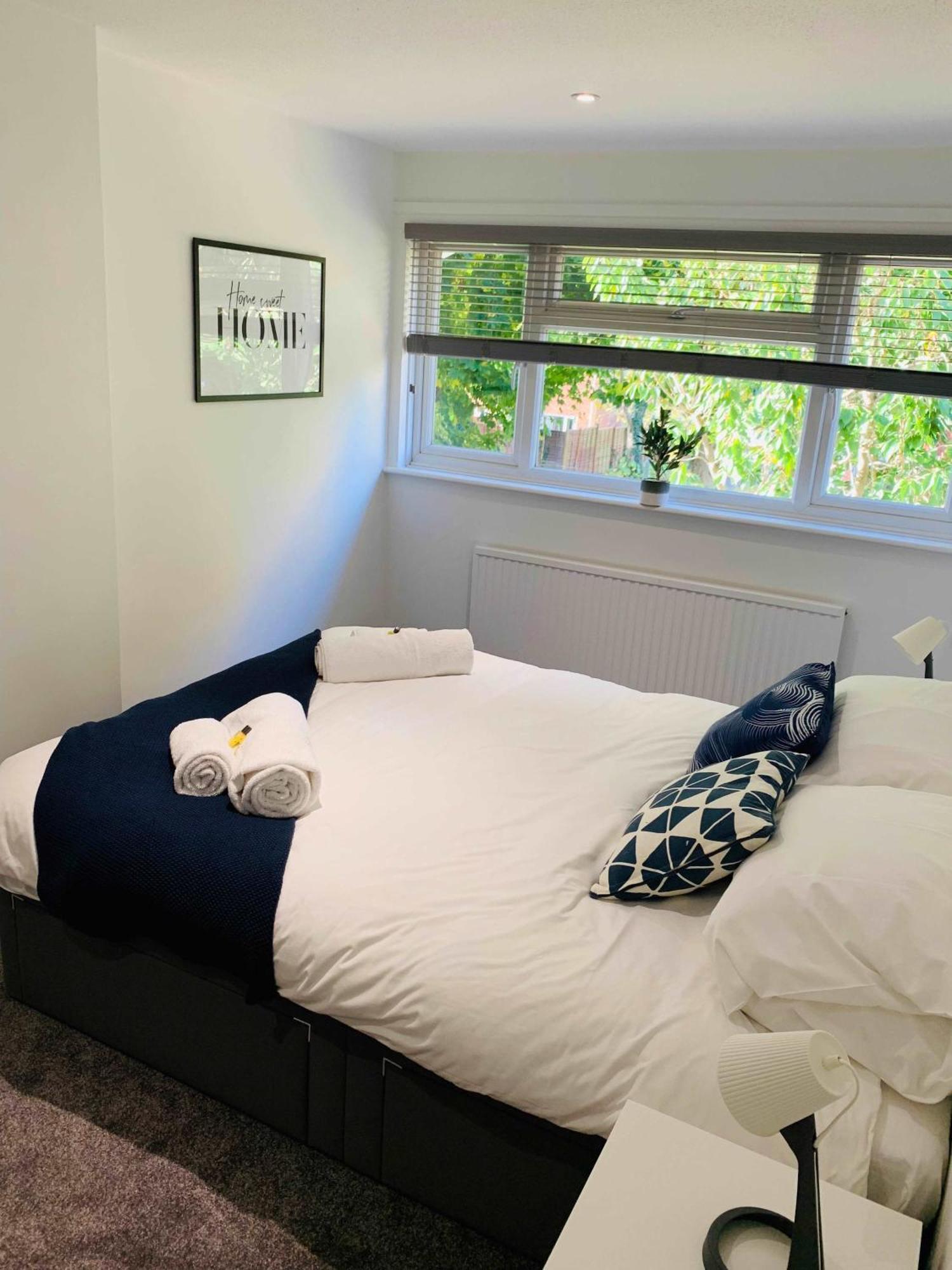 Spacious House, Free Parking & Patio Garden Farnham  Buitenkant foto