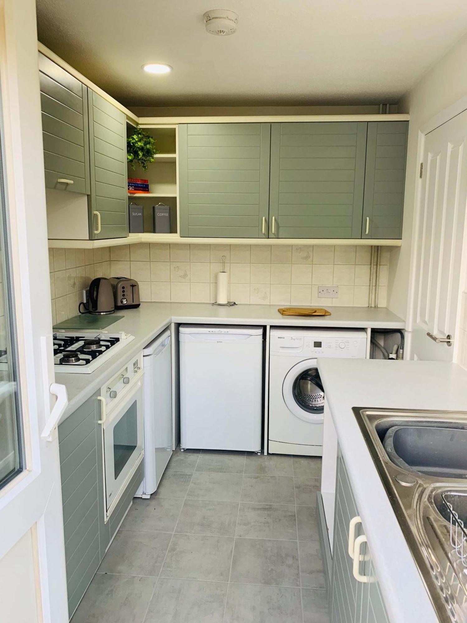 Spacious House, Free Parking & Patio Garden Farnham  Buitenkant foto