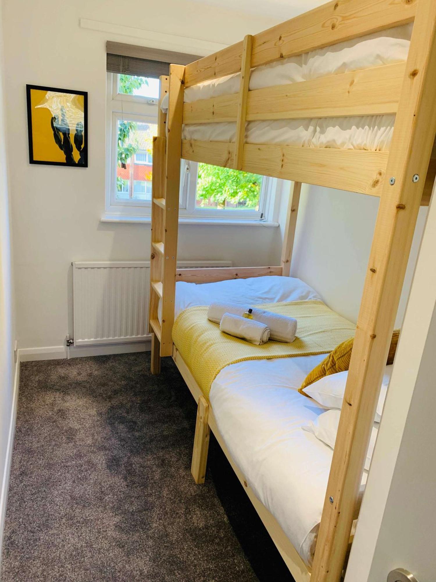 Spacious House, Free Parking & Patio Garden Farnham  Buitenkant foto