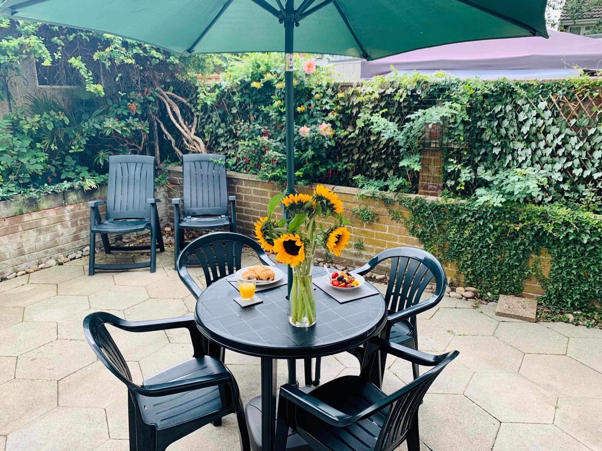 Spacious House, Free Parking & Patio Garden Farnham  Buitenkant foto