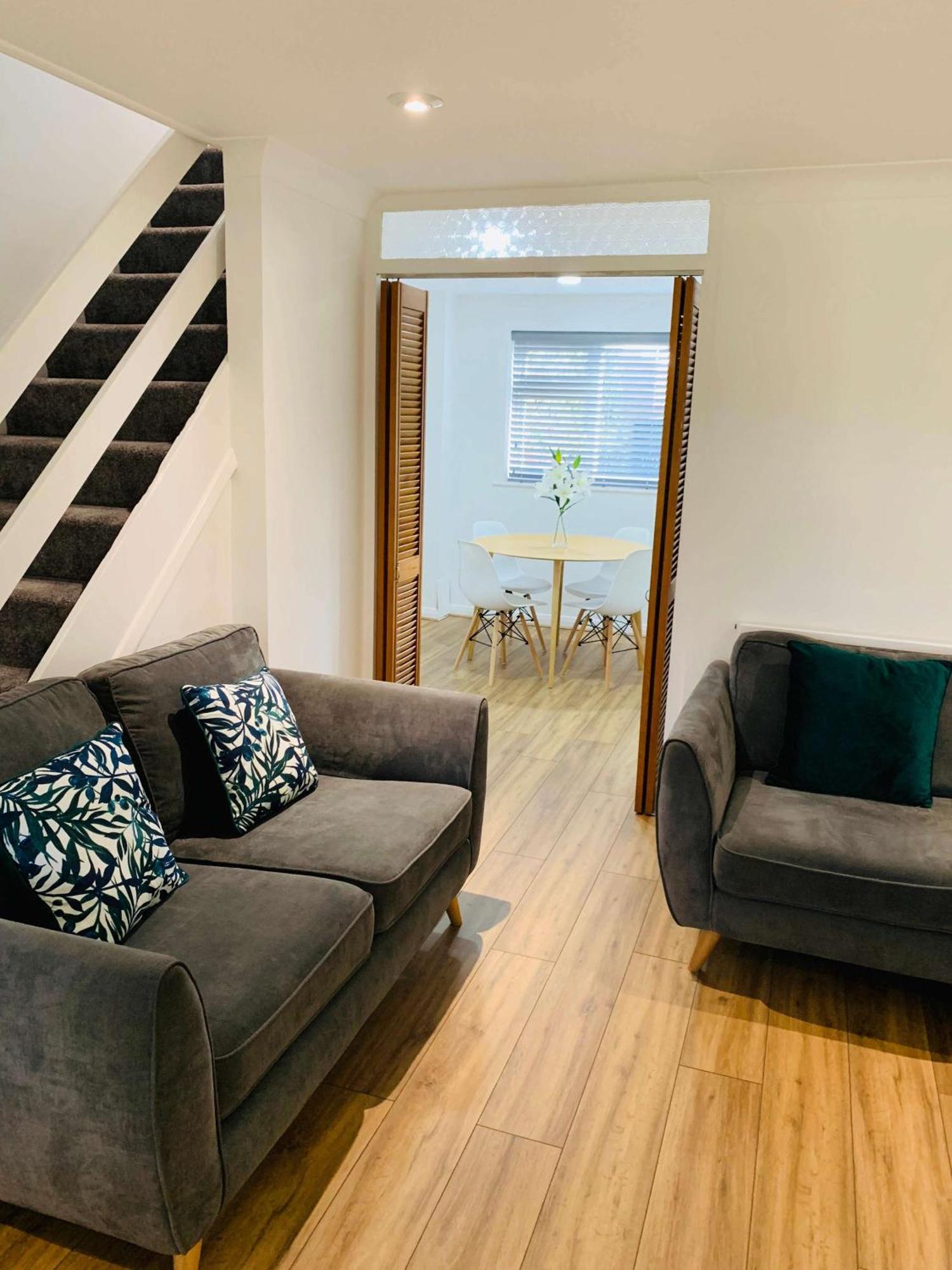 Spacious House, Free Parking & Patio Garden Farnham  Buitenkant foto